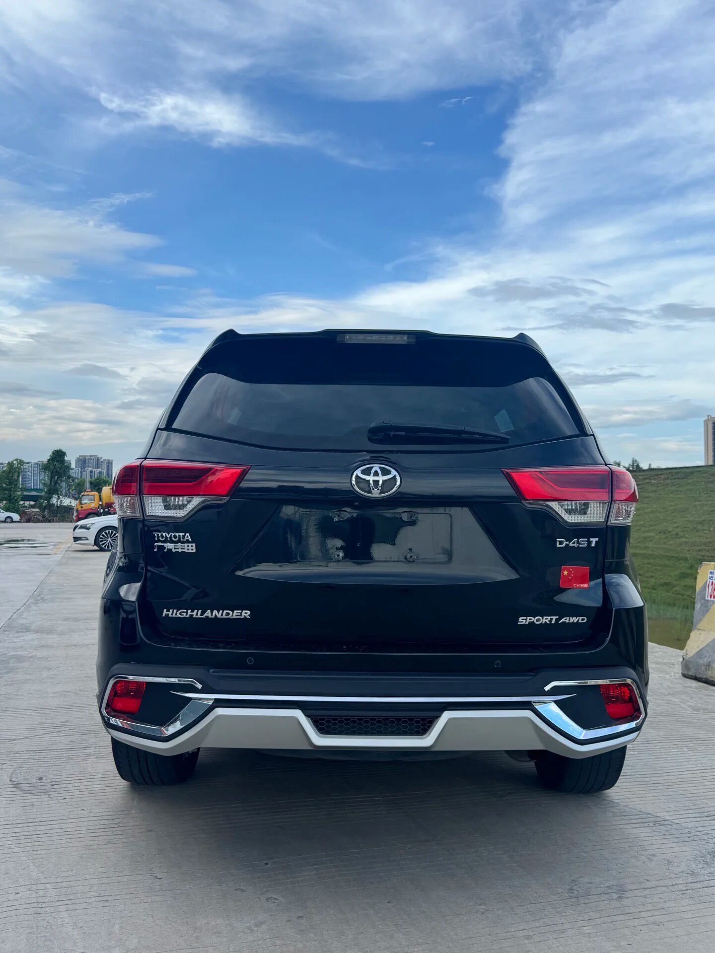Used Toyota Highlander vehicle photo