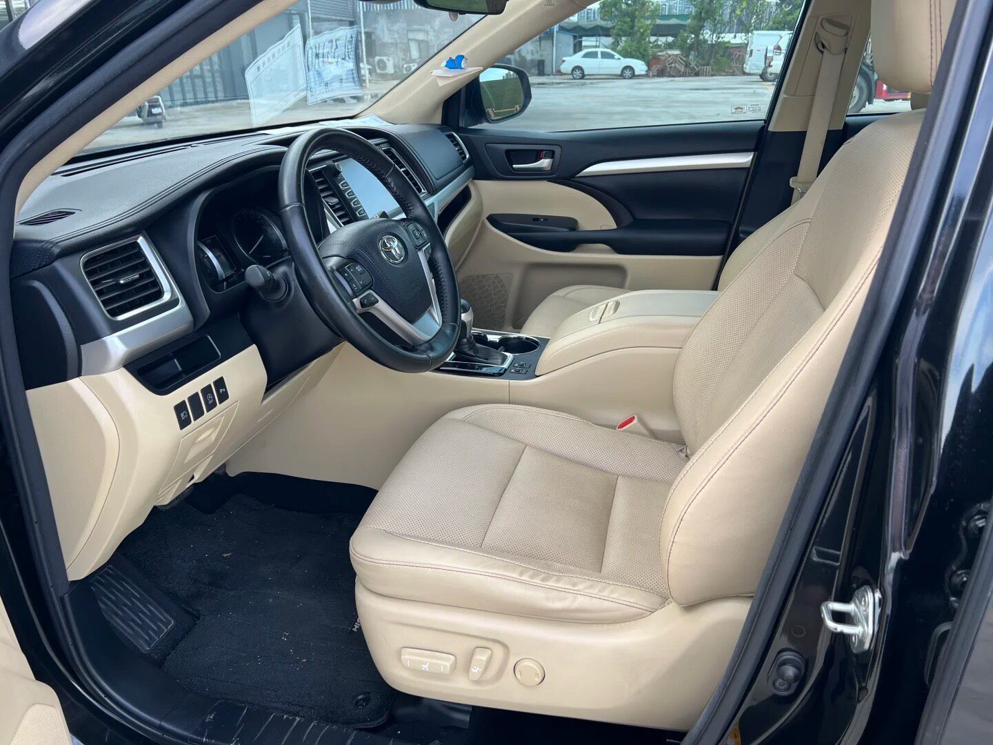 Used family SUV photo