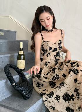2026夏装新款赫本风复古小众露背印花连衣裙女性感吊带裙子潮