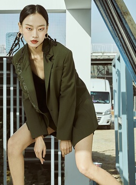 盖娅辛易秋季新品时尚长袖军绿色龙鱼刺绣女士西服外套HG42031107