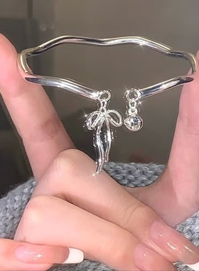 莫比乌斯环在逃公主蝴蝶结铃铛手镯女开口可调节闺蜜手环气质