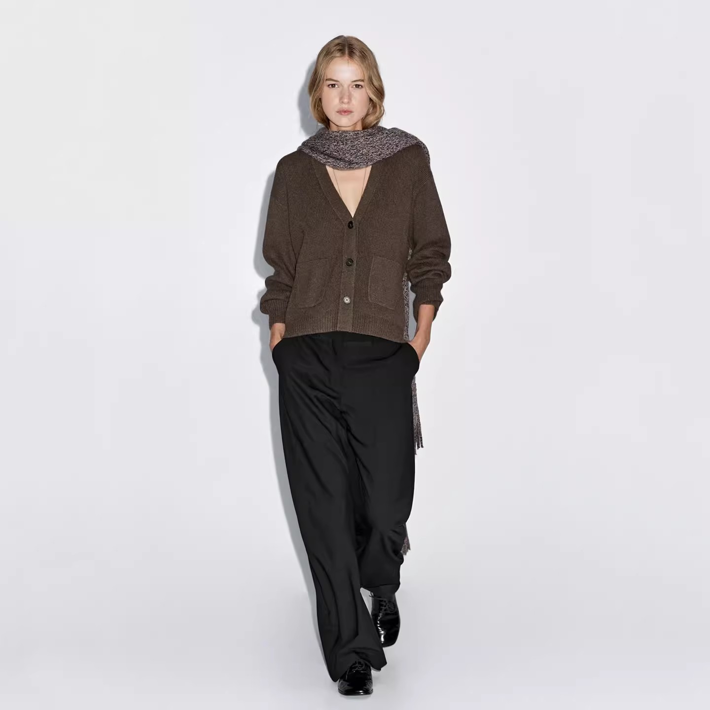 MD女装秋冬新品休闲慵懒风简约棕色软糯V领长袖毛衣针织开襟衫女