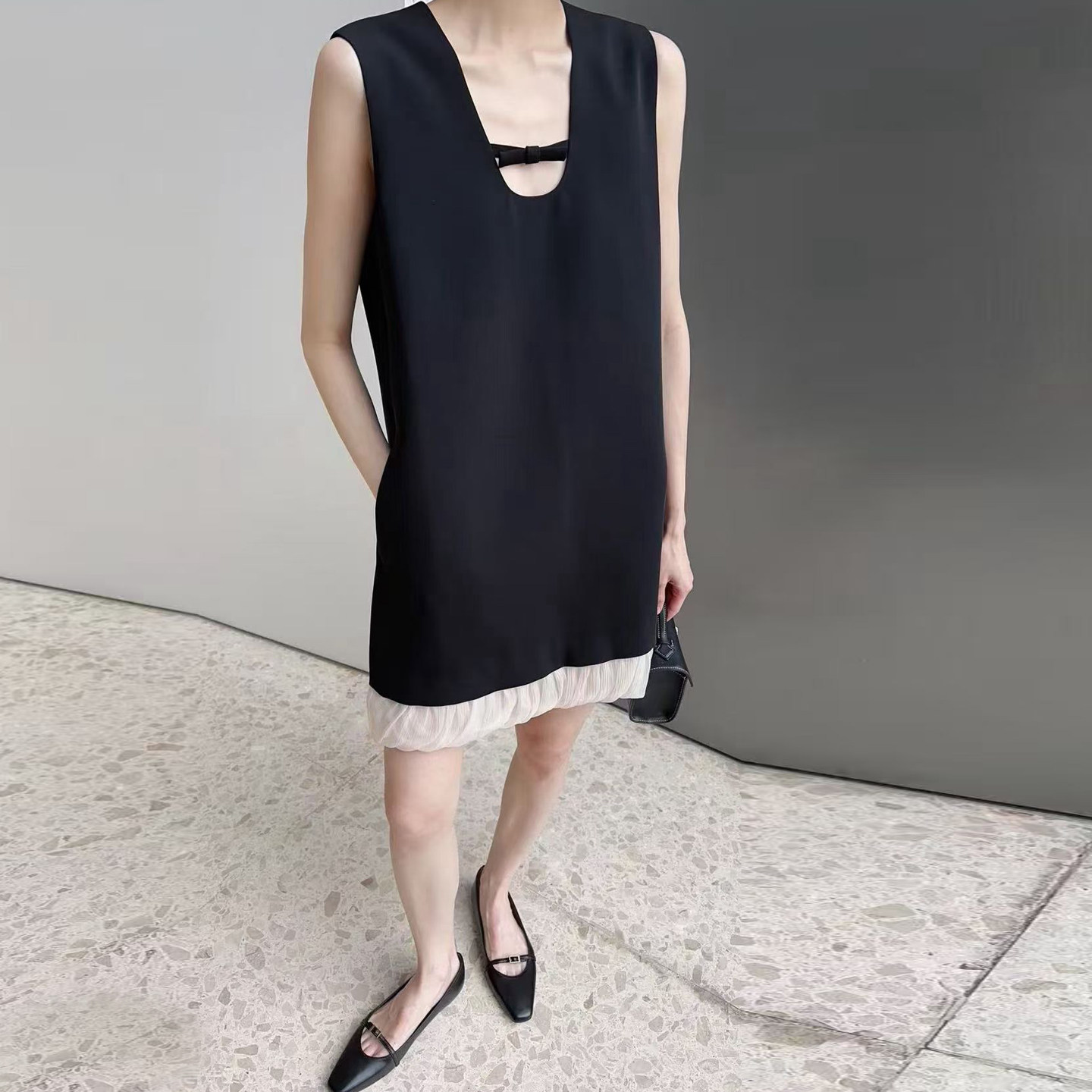 赫本风黑色可拆卸拼接撞色无袖连衣裙女夏轻奢显瘦U领拼接背心裙