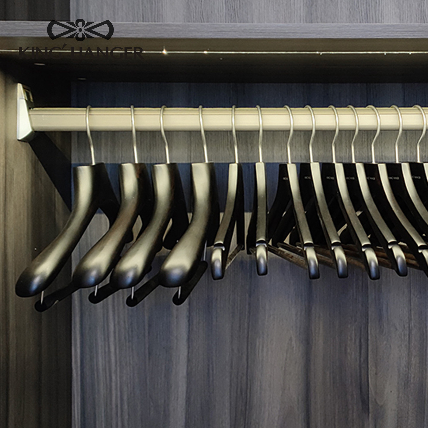 金领结黑色高端轻奢实木衣架高档家用卧室挂衣木质宽肩无痕衣挂