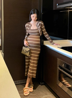 秋季新款孕妇裙套装长袖针织上衣一字肩条纹吊带孕妇连衣裙两件套