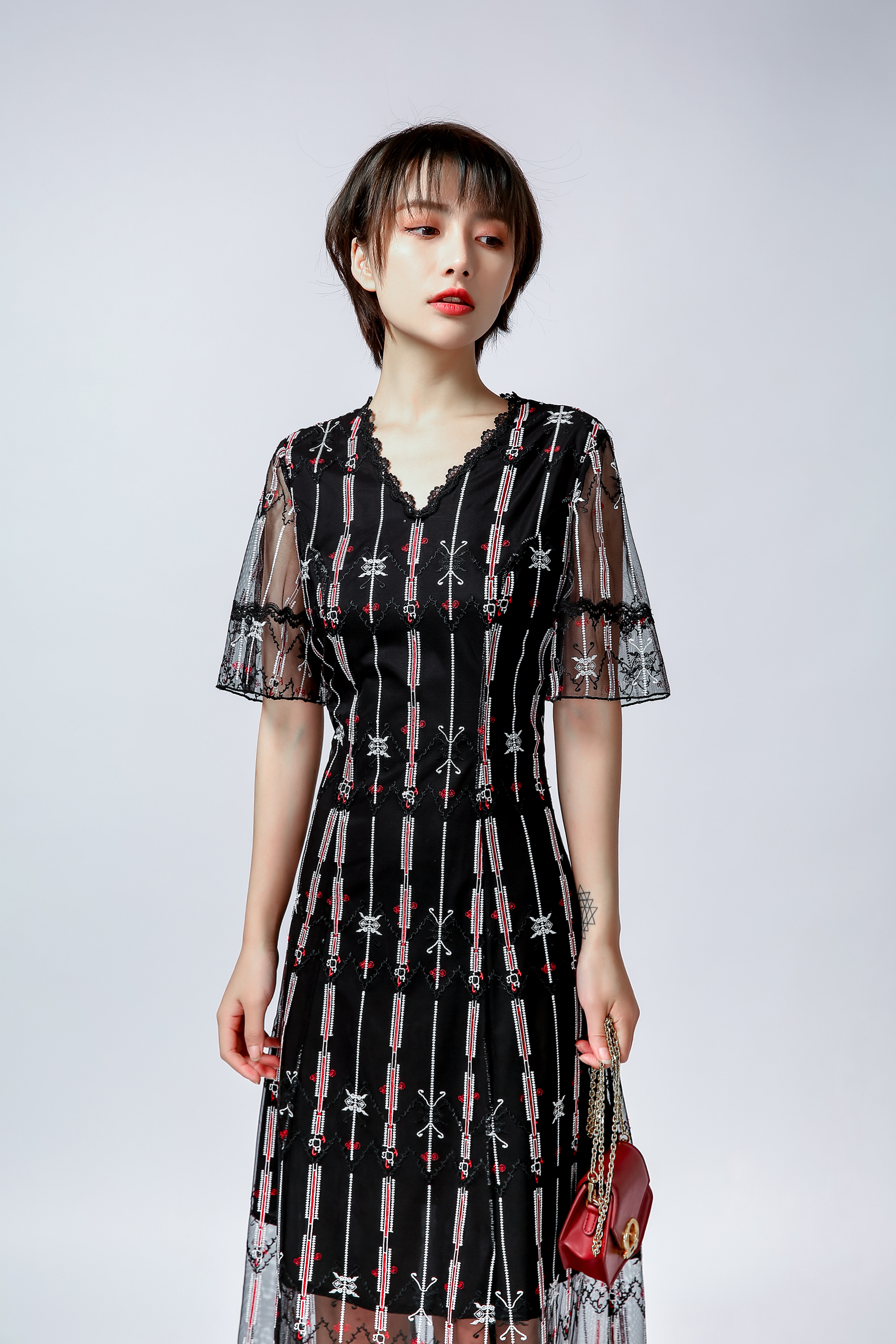 K&CH纤牌时装\2021夏新款显瘦网纱短袖刺绣蕾丝连衣裙C212S185F1