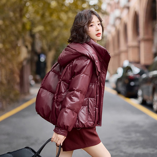 高级感红色连帽羽绒服女短款2026冬新款高端洋气小个子白鸭绒外套