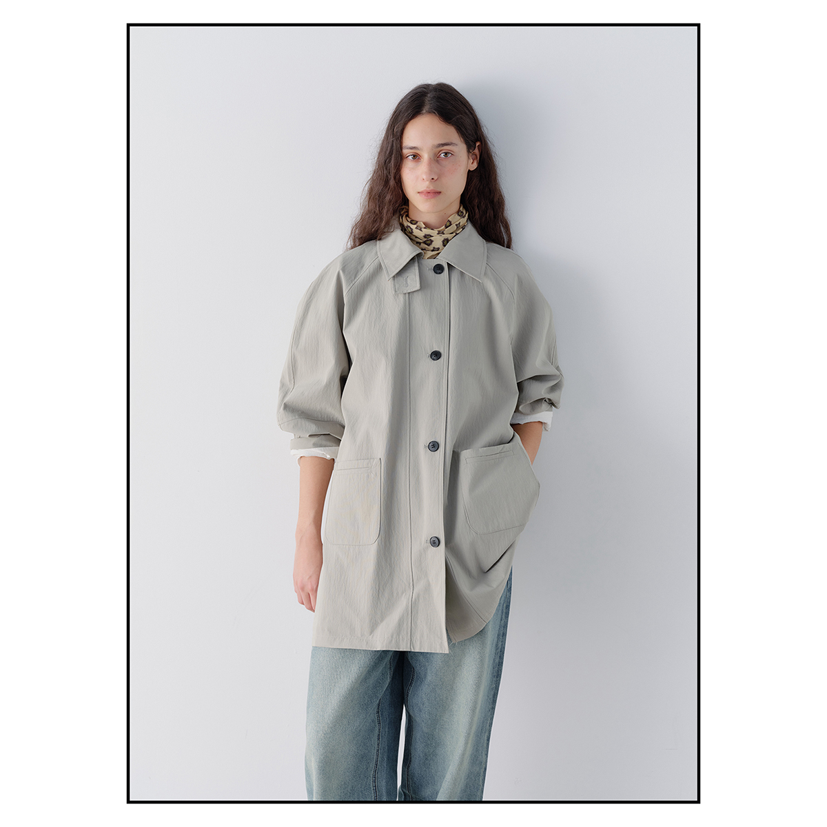 shyshy“天青色”翻领宽门襟简约分割浅色气质廓形短款棉质风衣