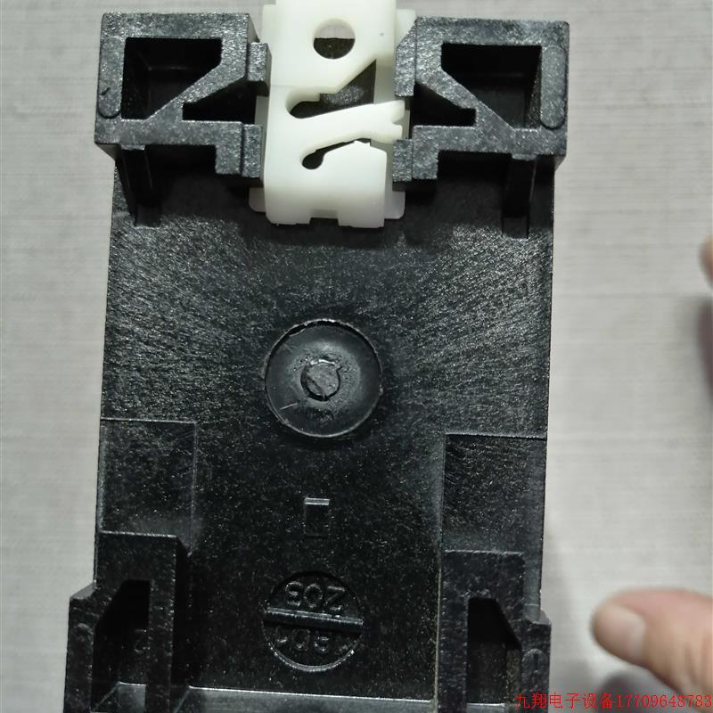 拍前询价:施迈赛SCHMERSAL安全继电器 AZR31T2 24V DC模块