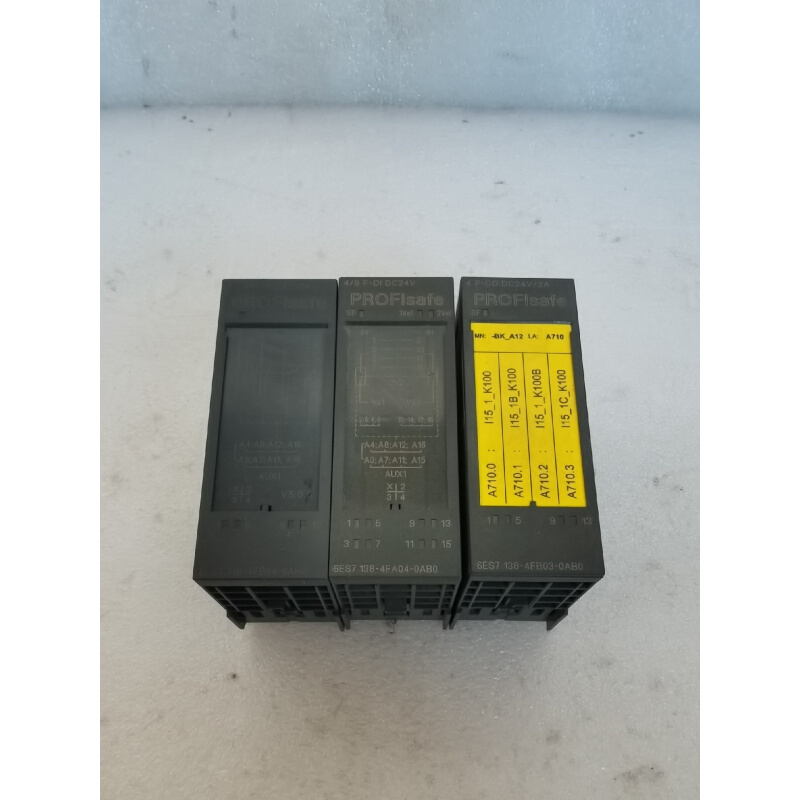 拍前询价：模块138-4FB04-0AB0有一个角上有破损  1