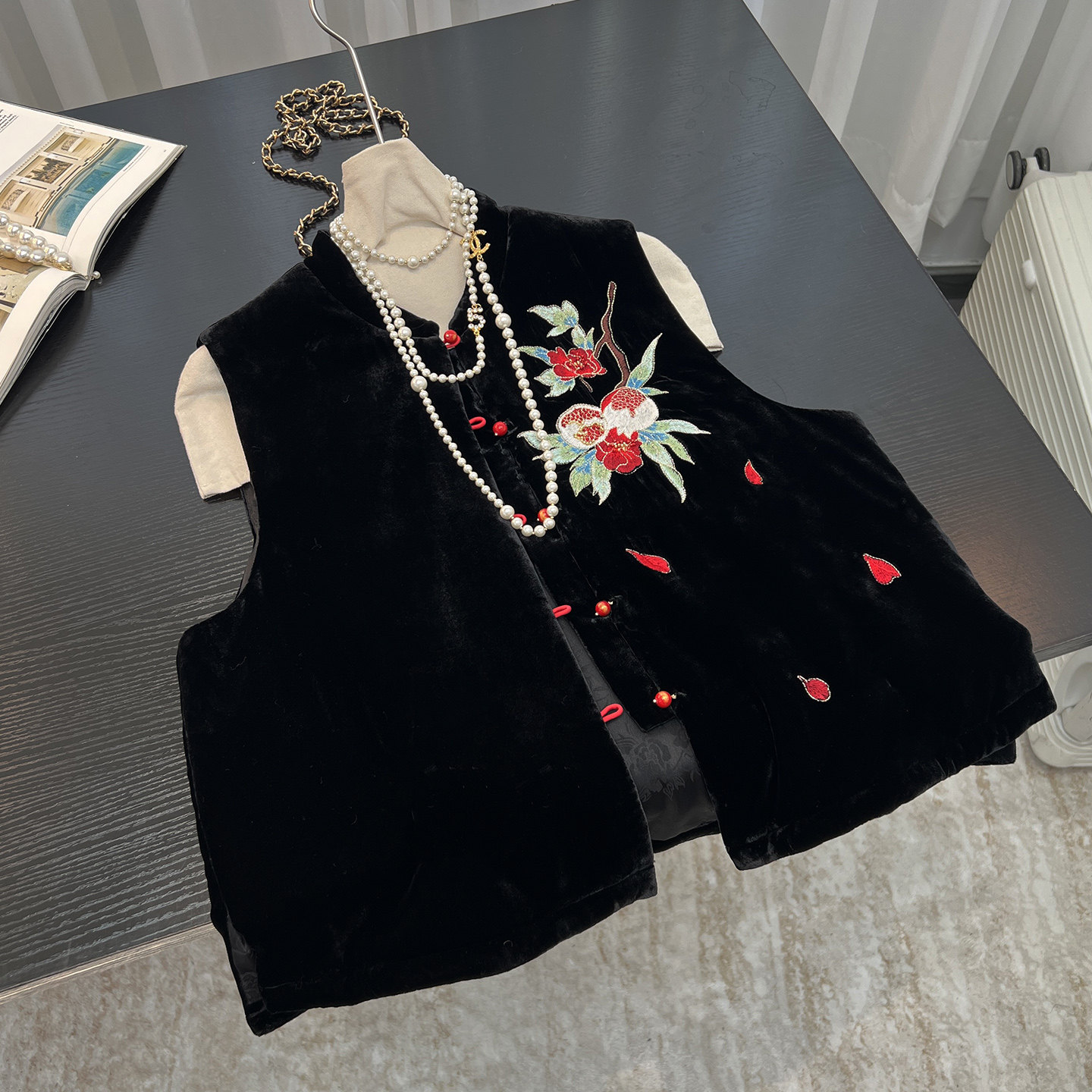 新中式国风复古刺绣丝绒马甲女2025春秋新款时尚黑色盘扣背心外套,女装/女士精品,马夹,淘宝优惠券,粉丝福利购,淘宝优惠卷