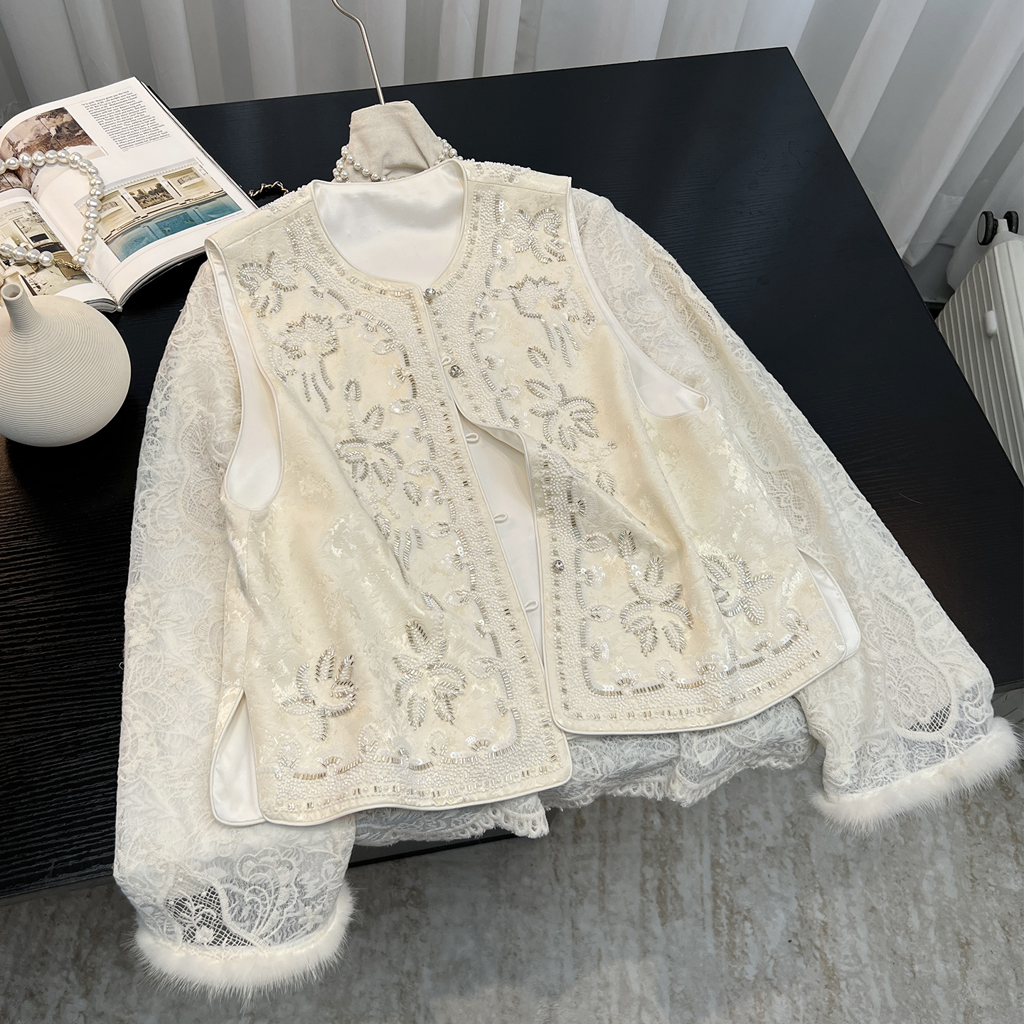 新中式重工钉珠刺绣蕾丝马甲女2025春秋新款气质轻奢珍珠设计外套