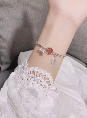 莓晶可爱手链女招桃花简约情侣爱情甜美饰品铃铛响羽毛水晶手镯
