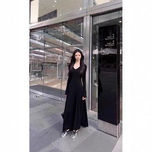 法式茶香可颂长袖针织连衣裙女收腰显瘦气质秋冬V领内搭打底长裙