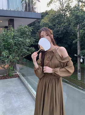 春秋带露肩仿天丝垂坠感连衣裙女长袖轻熟风收腰显瘦长裙子早秋款