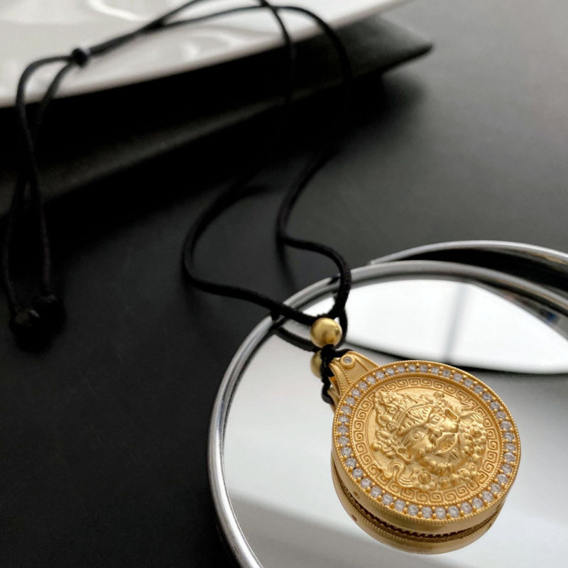 国潮金色复古锆石黑色绳子佛像吊坠项链女式几何爆款网红同款饰品
