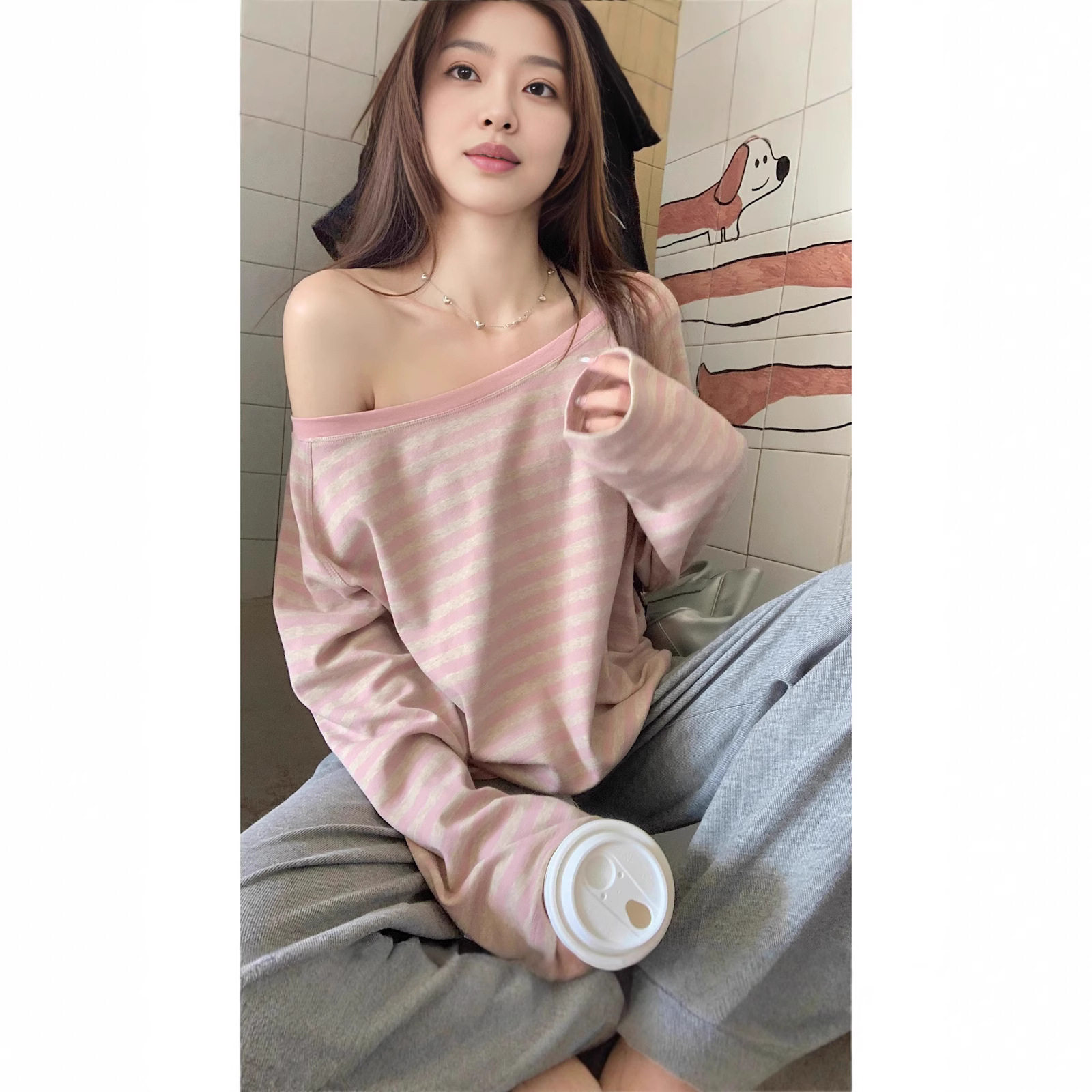 甜美慵懒宽松条纹斜肩长袖T恤女装秋季小众设计感辣妹露肩上衣潮