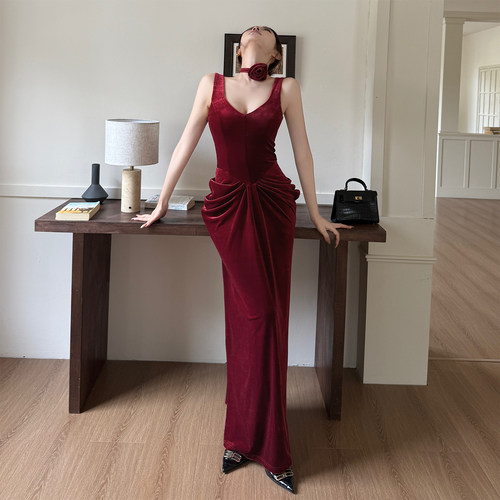酒红丝绒吊带收腰褶皱礼服长裙