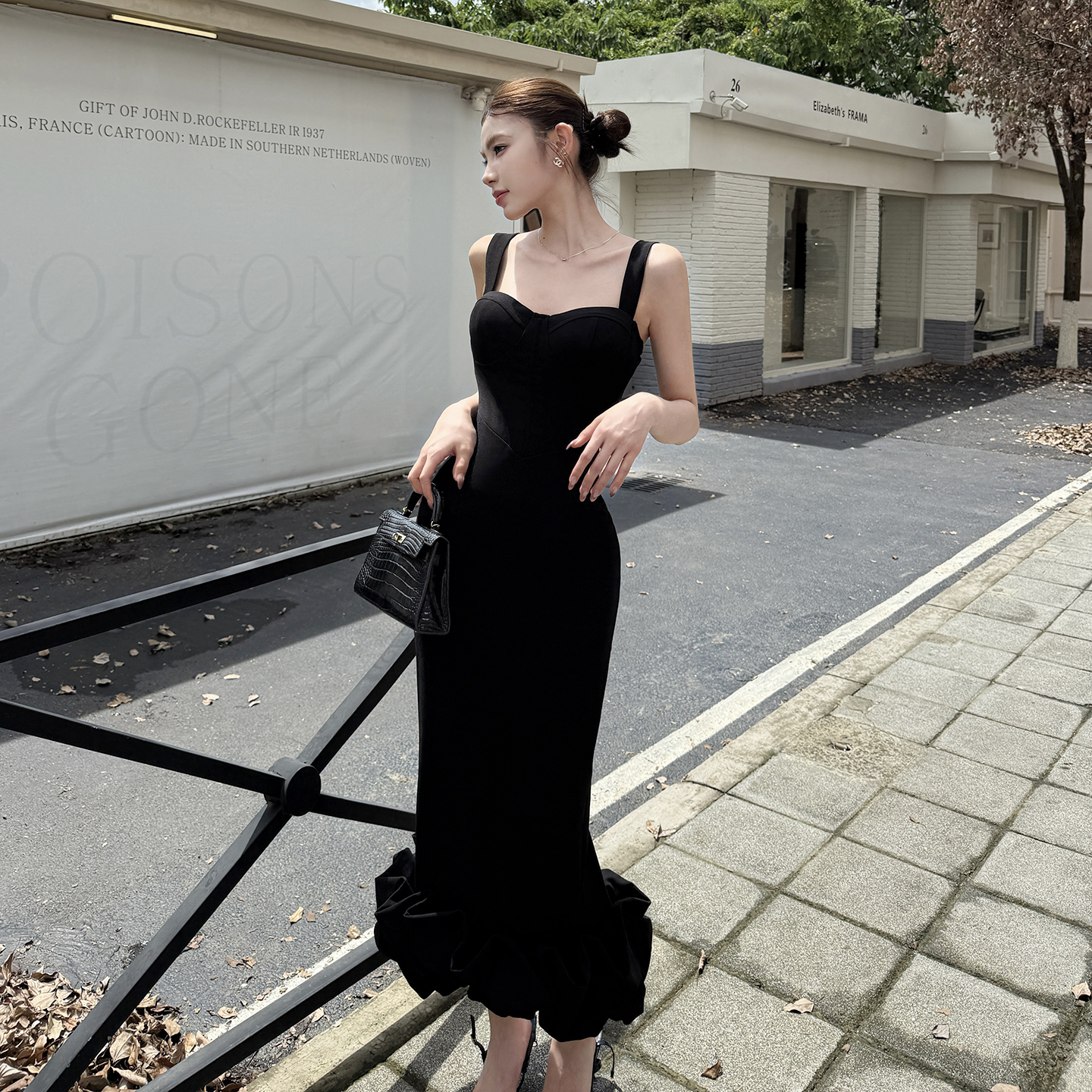 性感黑色花苞吊带连衣裙