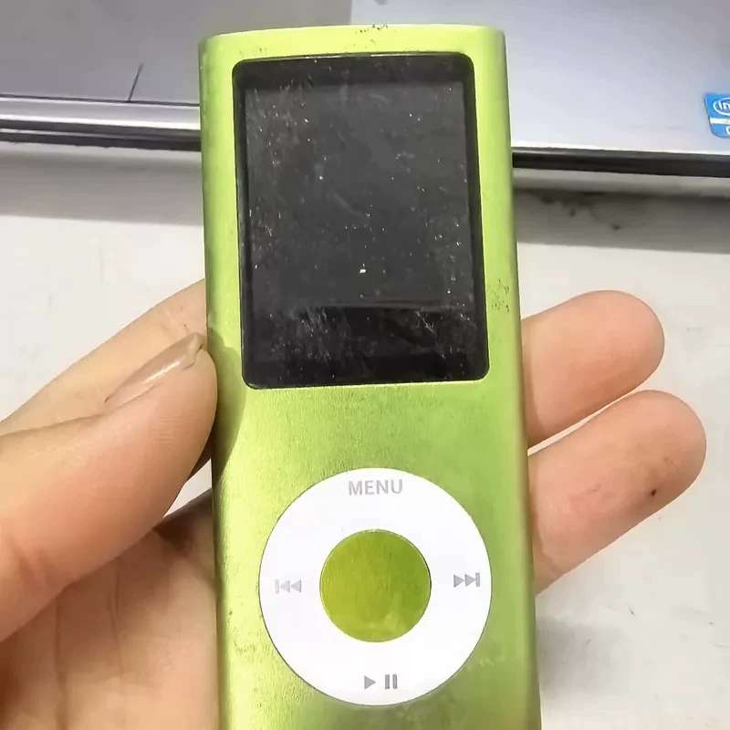 议价iPod nano 4代，绿色外壳，2GB内存。机器成色图片