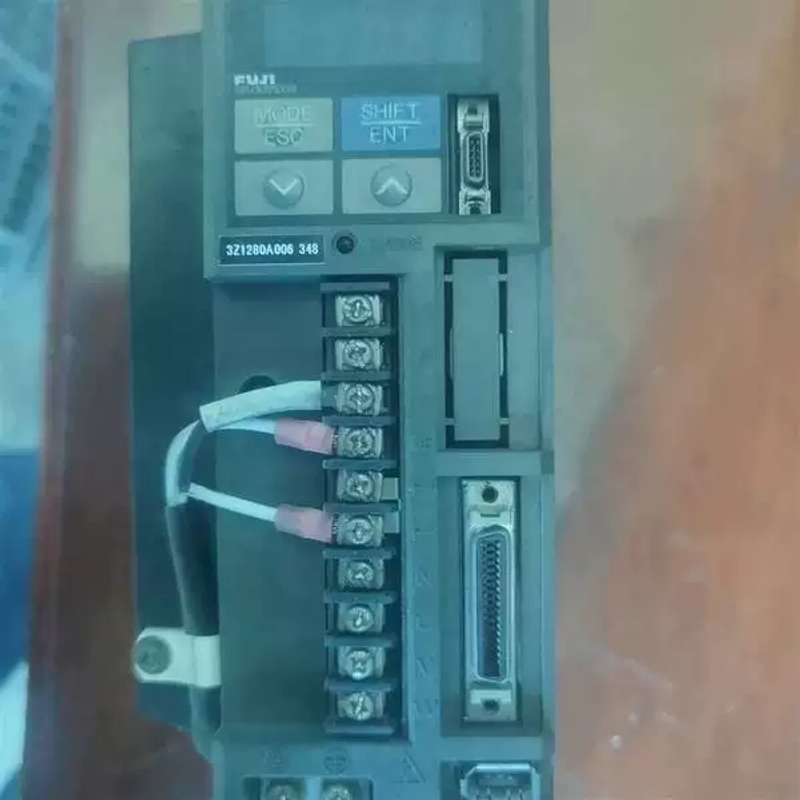议价驱动器RYS401S3-VVS-ZA9,电池背盖掉了,测试