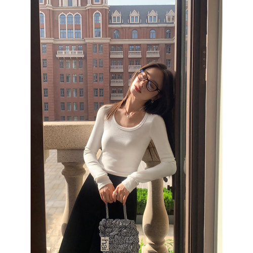 基础款长袖U领T恤修身针织打底衫