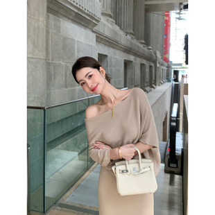 气质露肩上衣半身裙套装 斜肩设计感针织衫 女 心动信号 pusumede