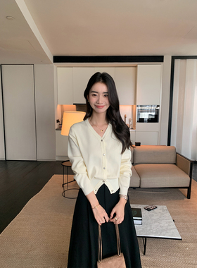 pusumede 黑色v领针织开衫女秋冬新款复古气质短款修身长袖上衣