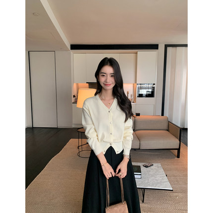 pusumede 黑色v领针织开衫女秋冬新款复古气质短款修身长袖上衣