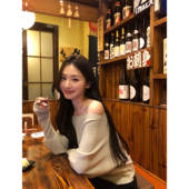 pusumede 女收腰斜露肩气质感上衣 针织衫 柔光映肩 一字领蝙蝠袖