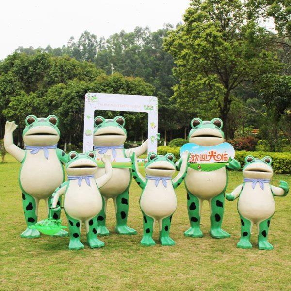 商场卡通网红青蛙雕塑户外玻璃钢动物雕塑美陈景区草坪装饰大摆件