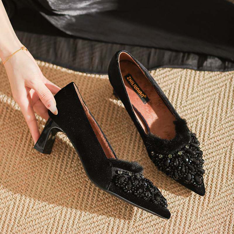 法式黑色绒面串珠高跟鞋女秋冬新款加绒毛毛粗跟浅口不累脚单鞋定