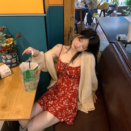 复古红色碎花吊带连衣裙女2025年夏季新款小个子小众显瘦外穿裙子