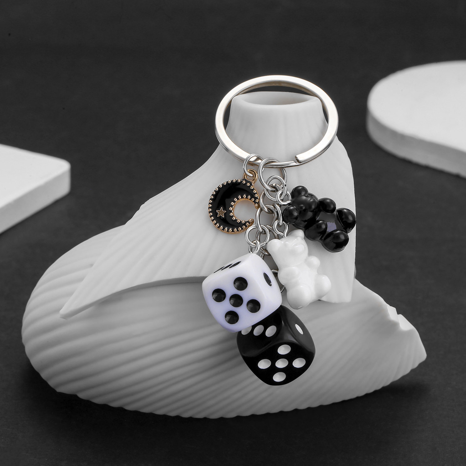黑色系树脂配黑白骰子小熊月亮钥匙扣可爱挂件饰品网红钥匙链批发