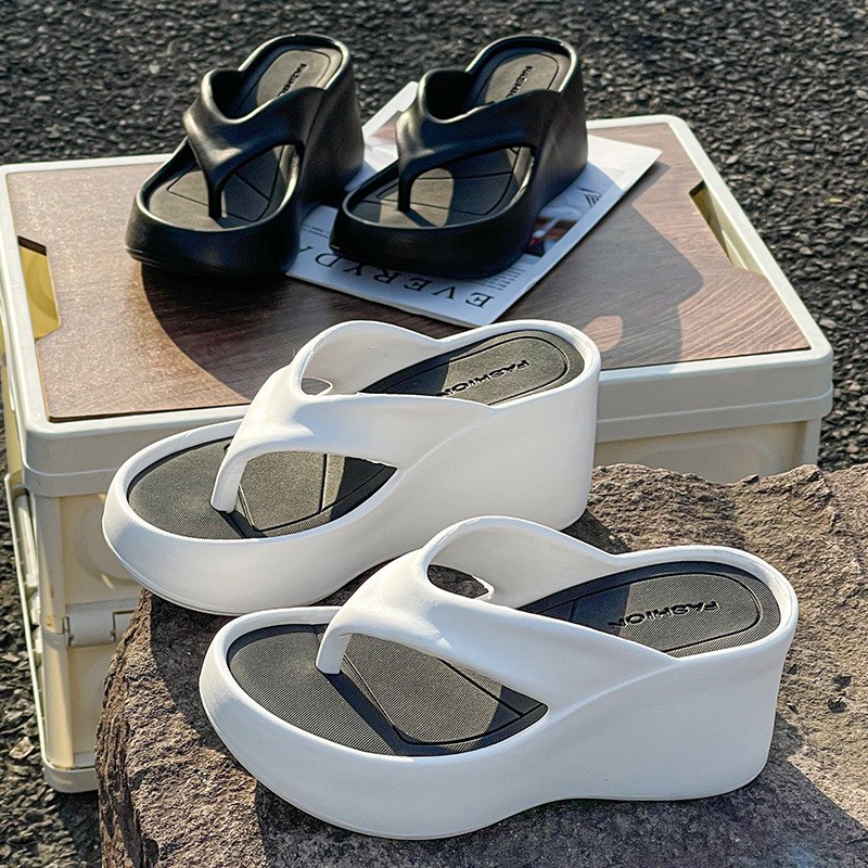 进口pvc踩屎感人字拖夏季外穿度假厚底防滑防臭ins夹脚拖鞋女2025