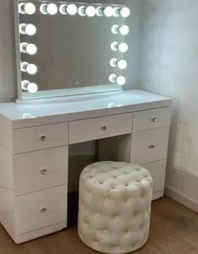 2023畅销白色镜面梳妆台7抽屉客厅镜面家具套装配LED灯泡镜