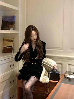 金扣丝绒收腰显瘦外套