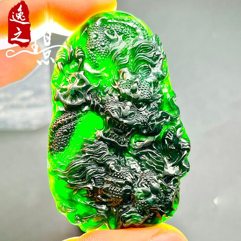 逸之璟天然翡翠龙牌吊坠