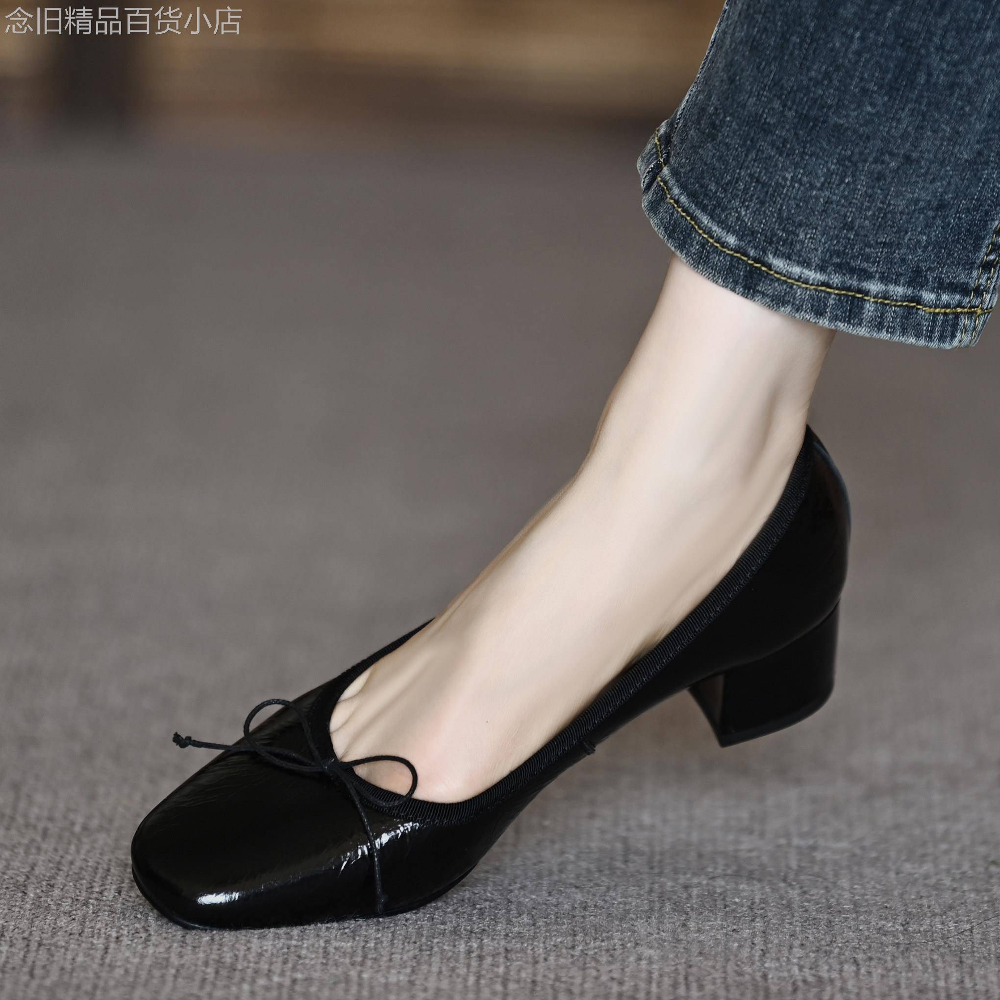 通勤小圆头蝴蝶结中跟单鞋女2025新款春秋漆皮软底粗跟浅口奶奶鞋
