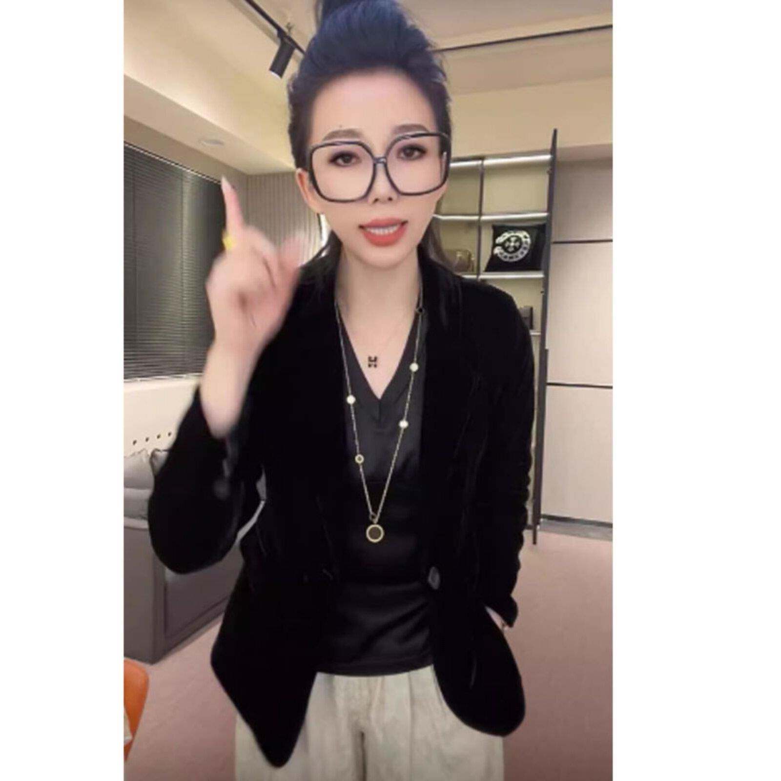 黑色金丝绒西装外套女士春秋季欧货一粒扣修身上衣小个子胖mm开衫