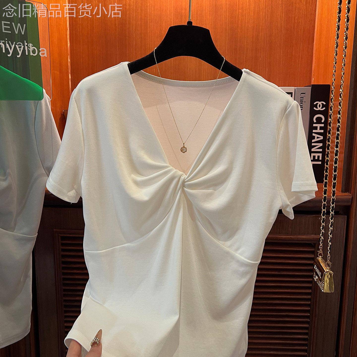 白色V领T恤女2026夏季新款设计感修身显瘦短袖上衣休闲扭结打底衫