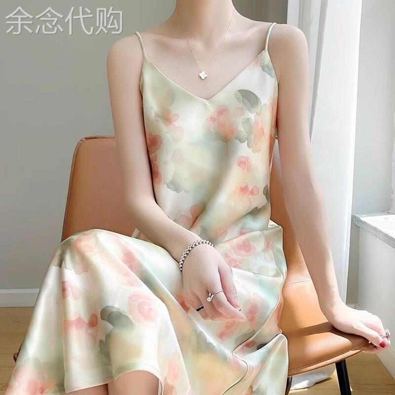 印花吊带连衣裙的妇女在夏天与西装和醋酸缎外穿修身长裙