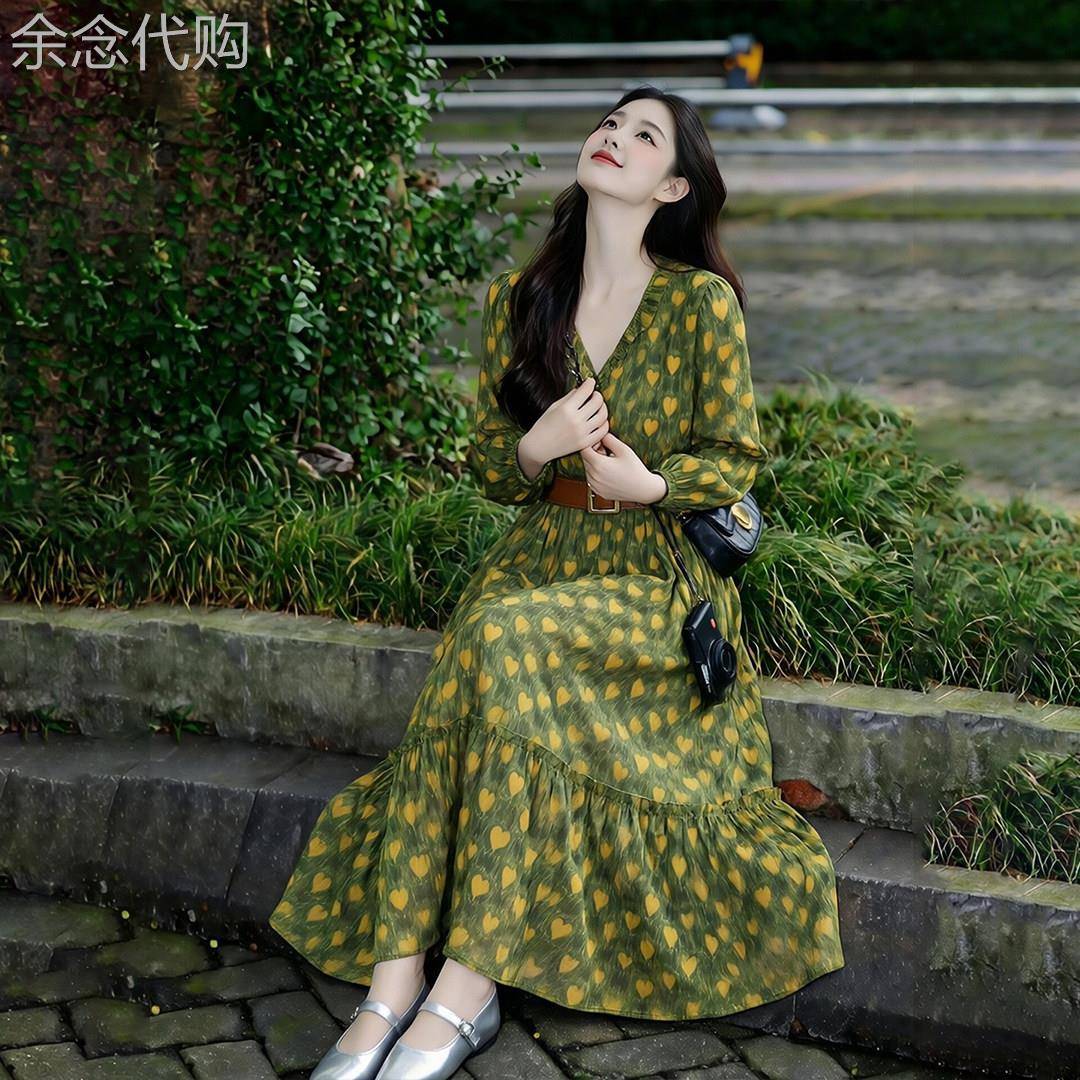 气质绿色碎花连衣裙女2026夏季新款小个子高级感独特巨好看长裙子