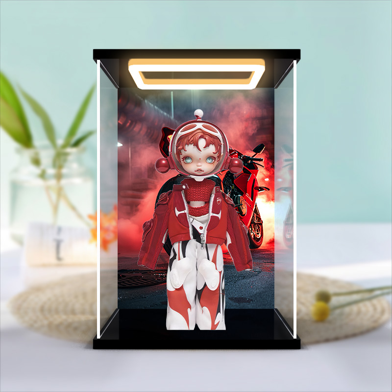 适用泡泡玛特 SKULLPANDA×DUCATI 可动人偶高清防尘罩回灯展示柜