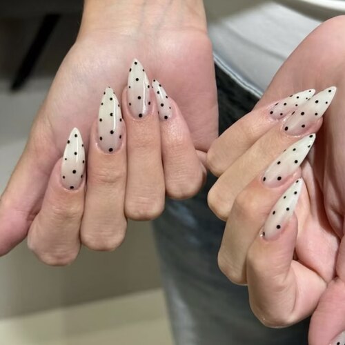 2025新款波点简约风海莉穿戴甲手工中长款美甲绝美高级杏仁指甲