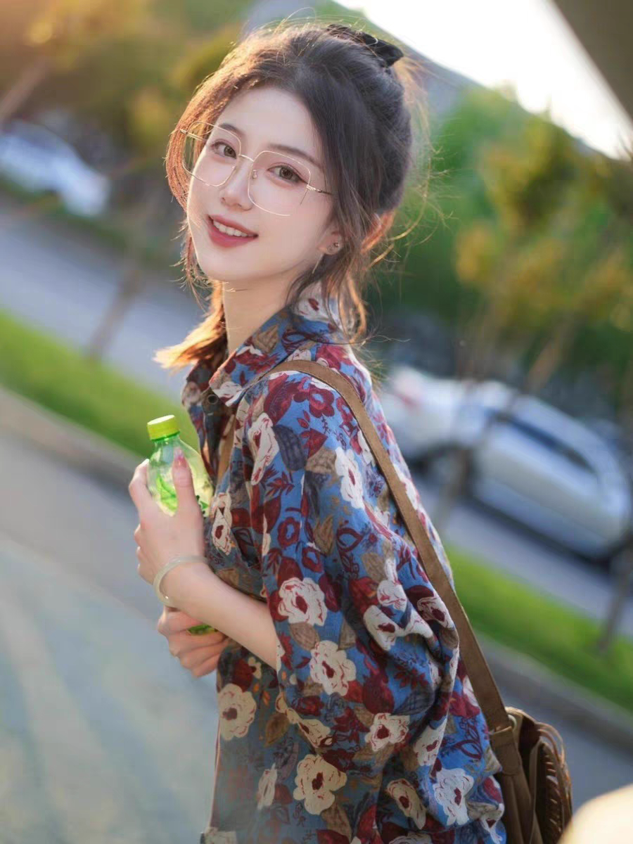 2023年夏季新款复古港味碎花短袖衬衫女宽松学院风小众上衣ins潮