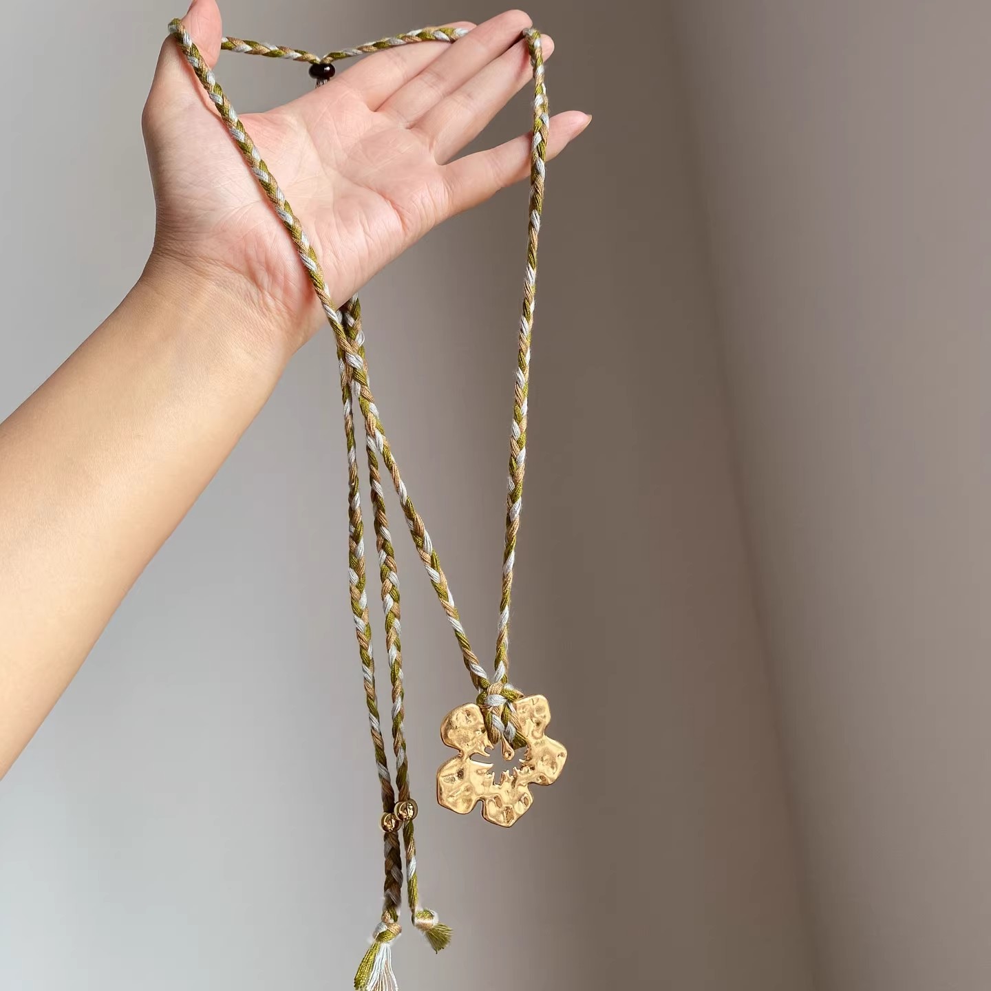 S925纯银金色花朵吊坠编织项链复古波西米亚风长款彩色编绳毛衣链