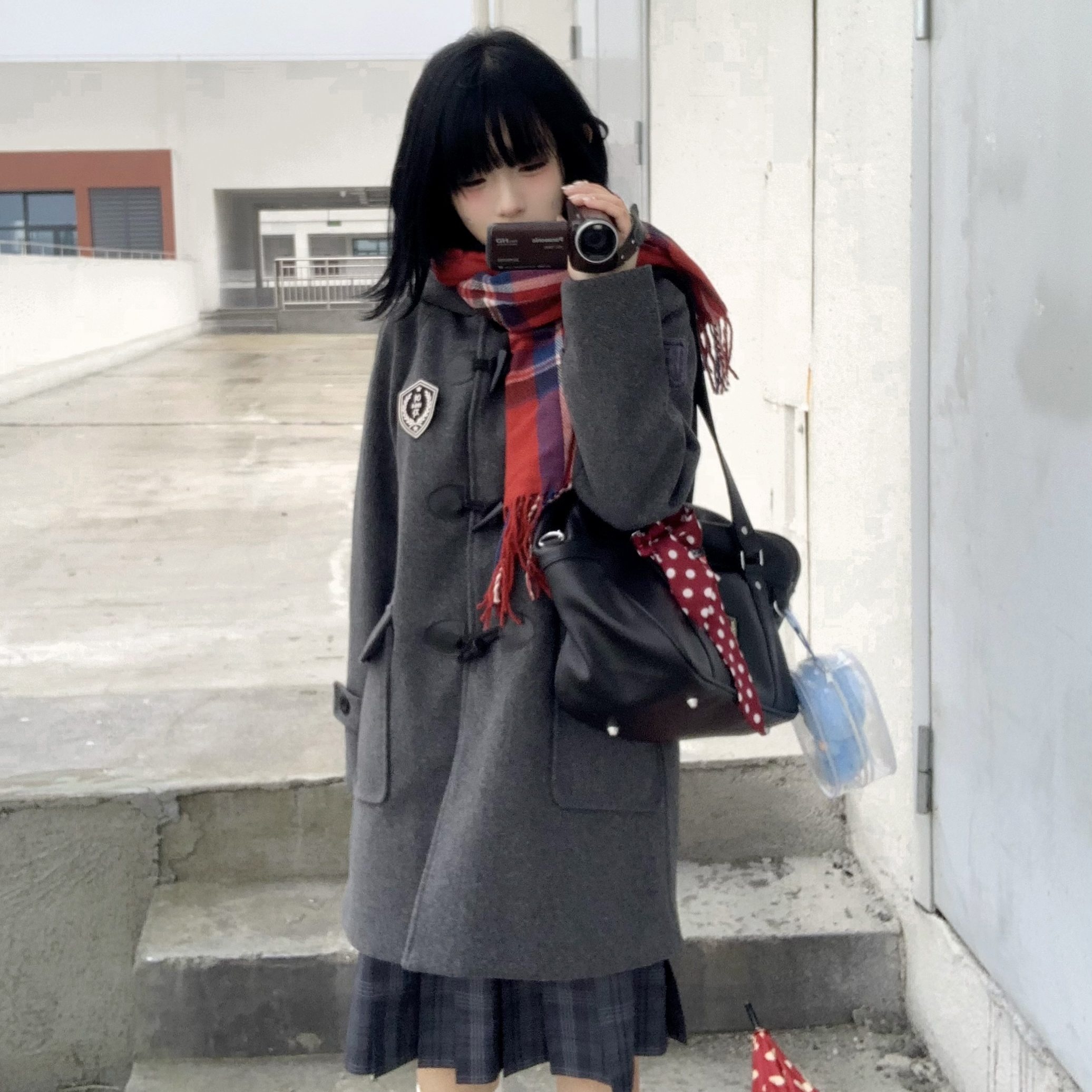 零度句号原创灰色牛角扣大衣