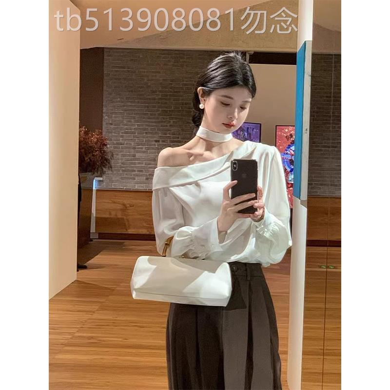 白色斜肩一字领长袖醋酸缎面衬衫女春秋季欧货不规则露肩飘带上衣