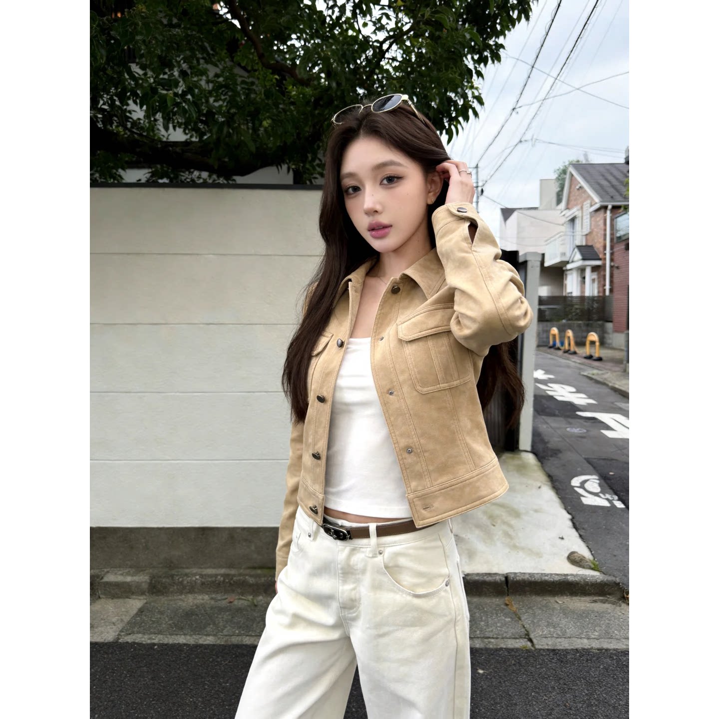 驼色短款修身翻领金属扣西装短夹克女秋冬季哑光绒面复古工装外套